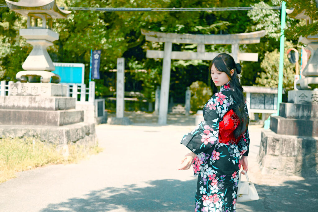 神社の境内で振り返り、情緒あふれる表情を見せる海月みゆきさんのポートレート