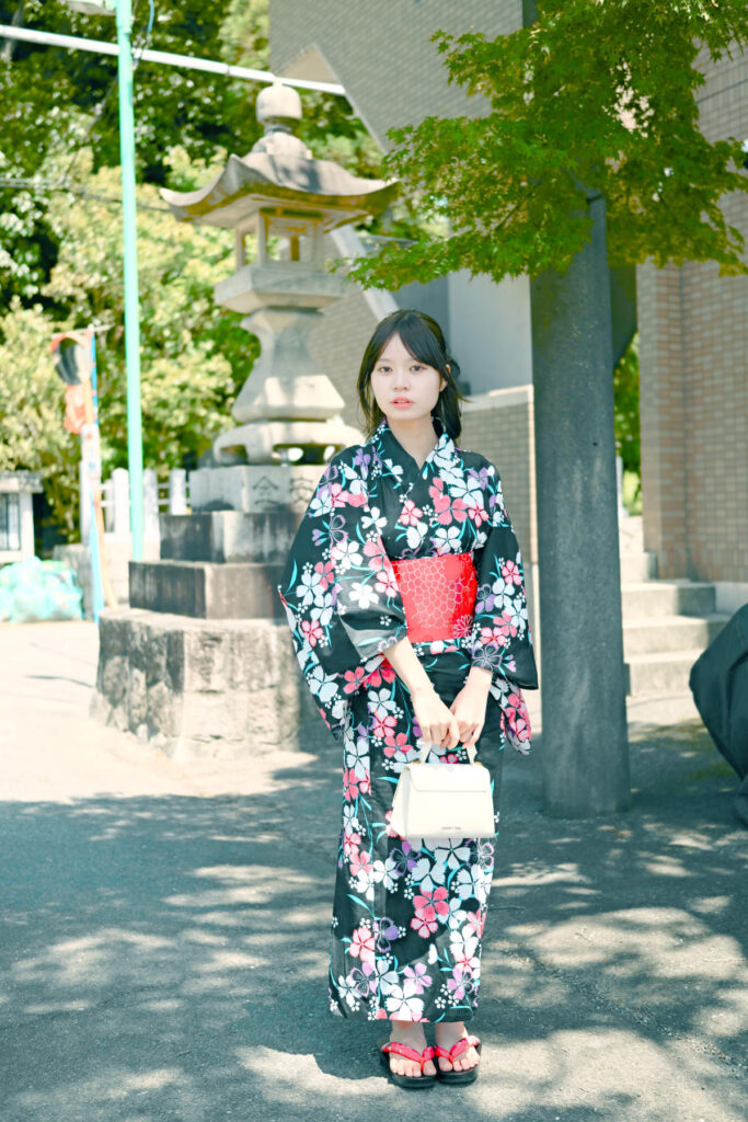 有松天満社の鳥居を背に、凛とした表情でカメラを見つめる海月みゆきさん