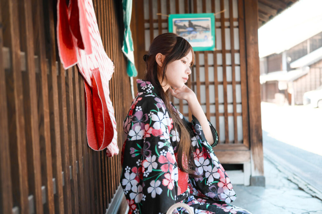 新カラーモード「リッチ」で撮影された、色彩豊かな横構図の女性ポートレート