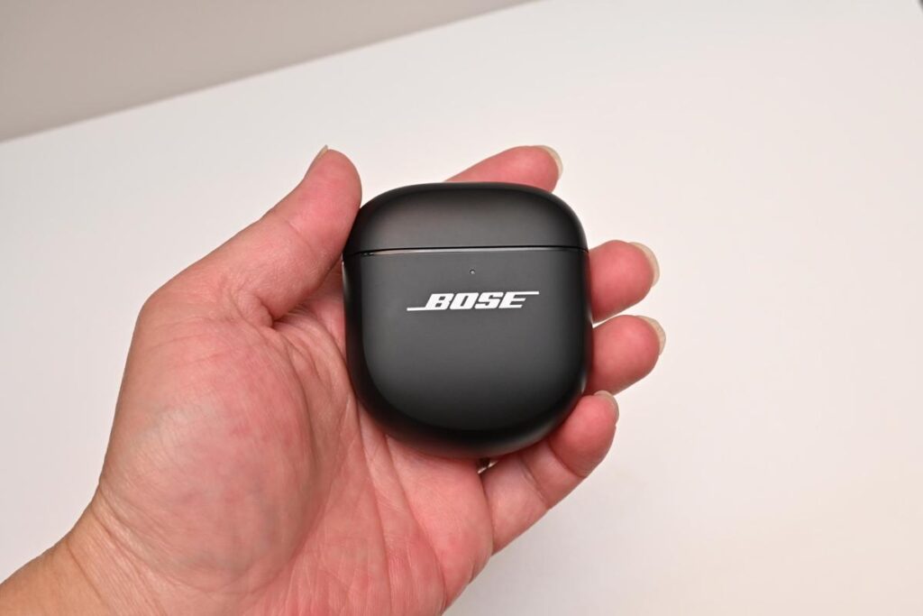 BOSE QuietComfort Ultra Earbuds 2 を手に持った写真