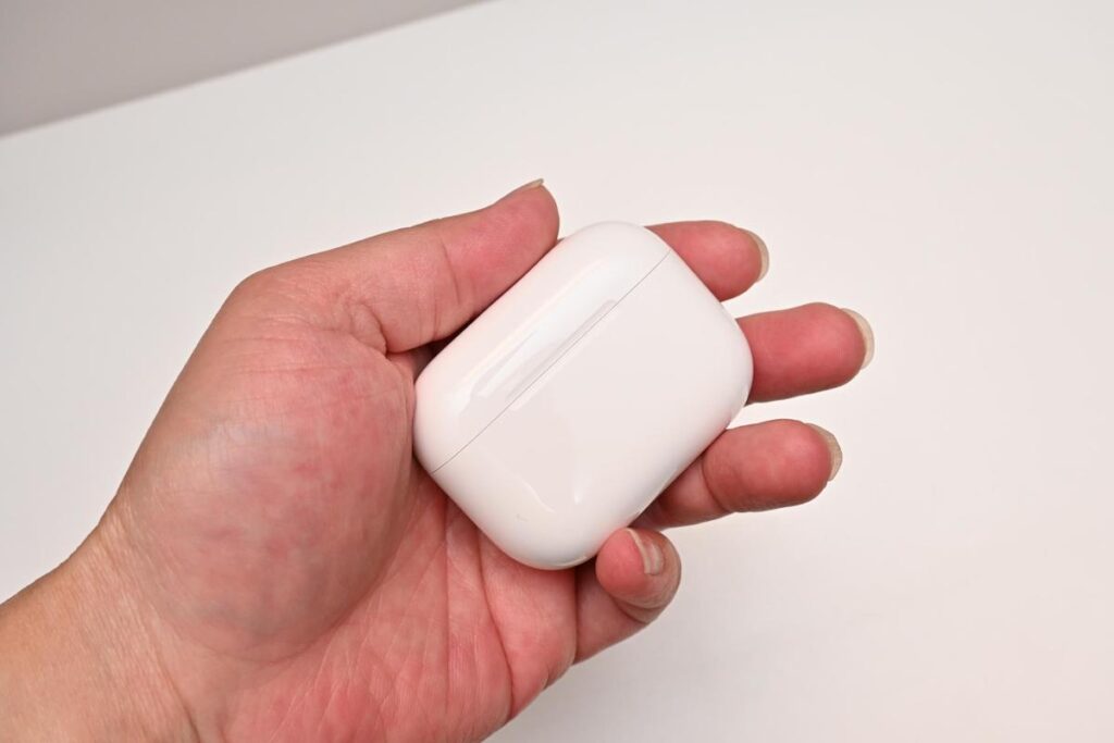 Apple AirPods Pro 3を手に持った写真
