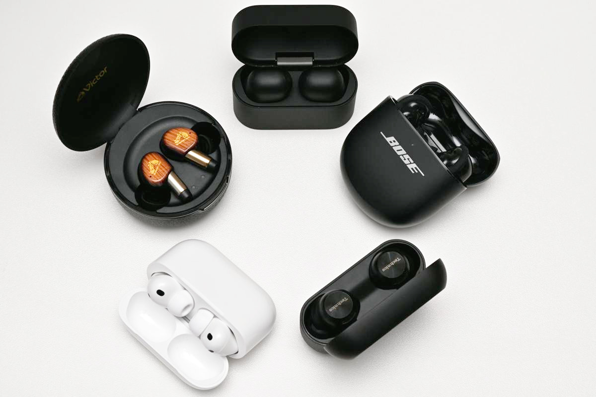 ソニー、ビクター、BOSE、アップル、テクニクスの5機種の充電ケースが白背景に整列した様子