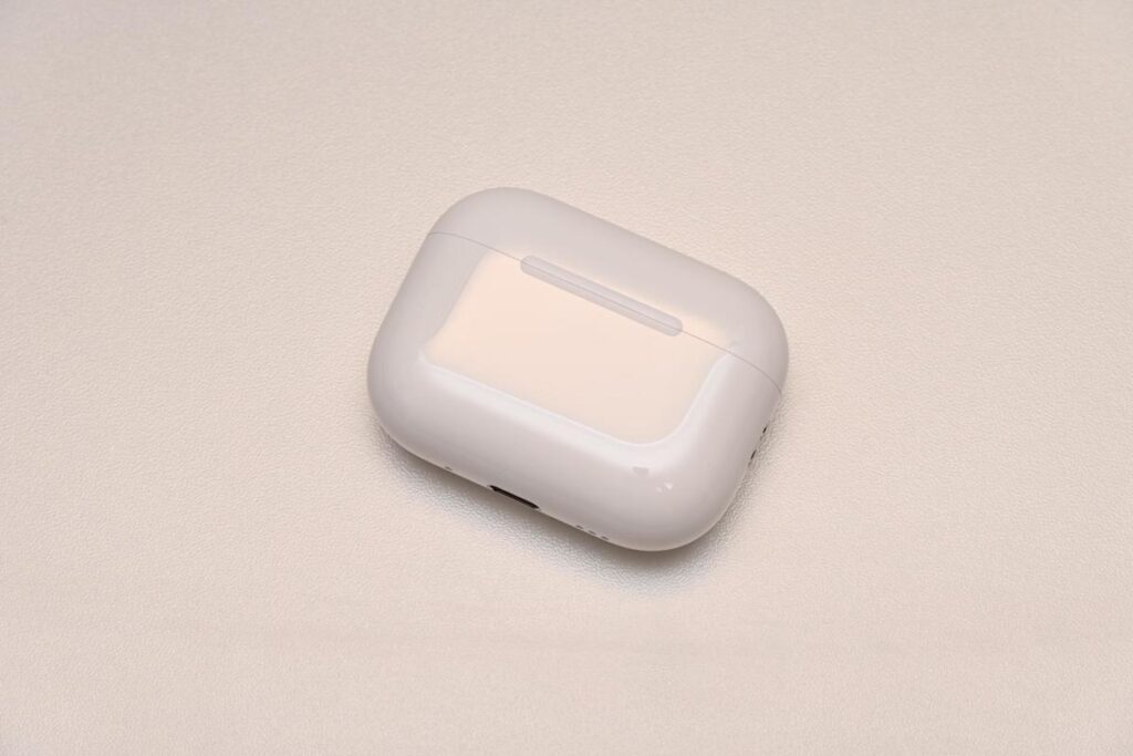 AirPods Pro 3の充電ケースを開けて左右のイヤホン本体を収納した様子