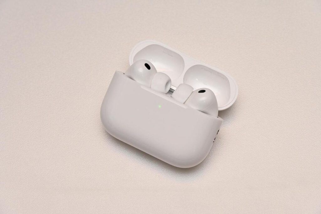 AirPods Pro 3の充電ケースを開けて左右のイヤホン本体を収納した様子