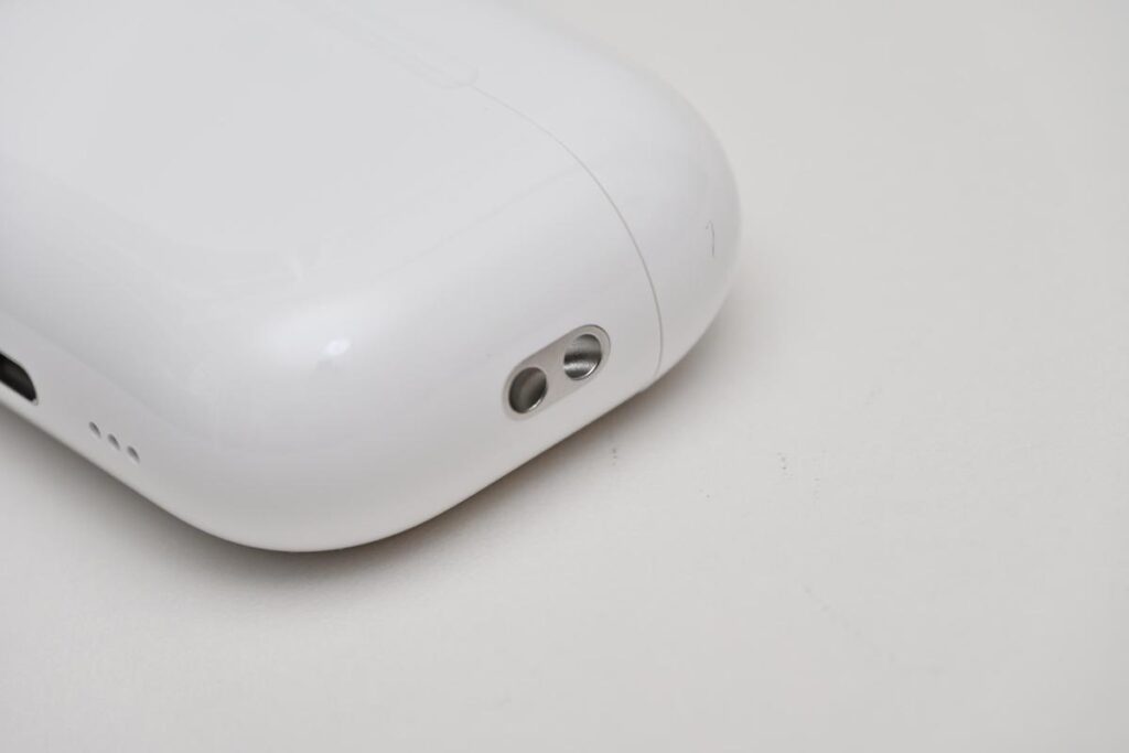 AirPods Pro 3の充電ケース側面にある金属製のストラップホール