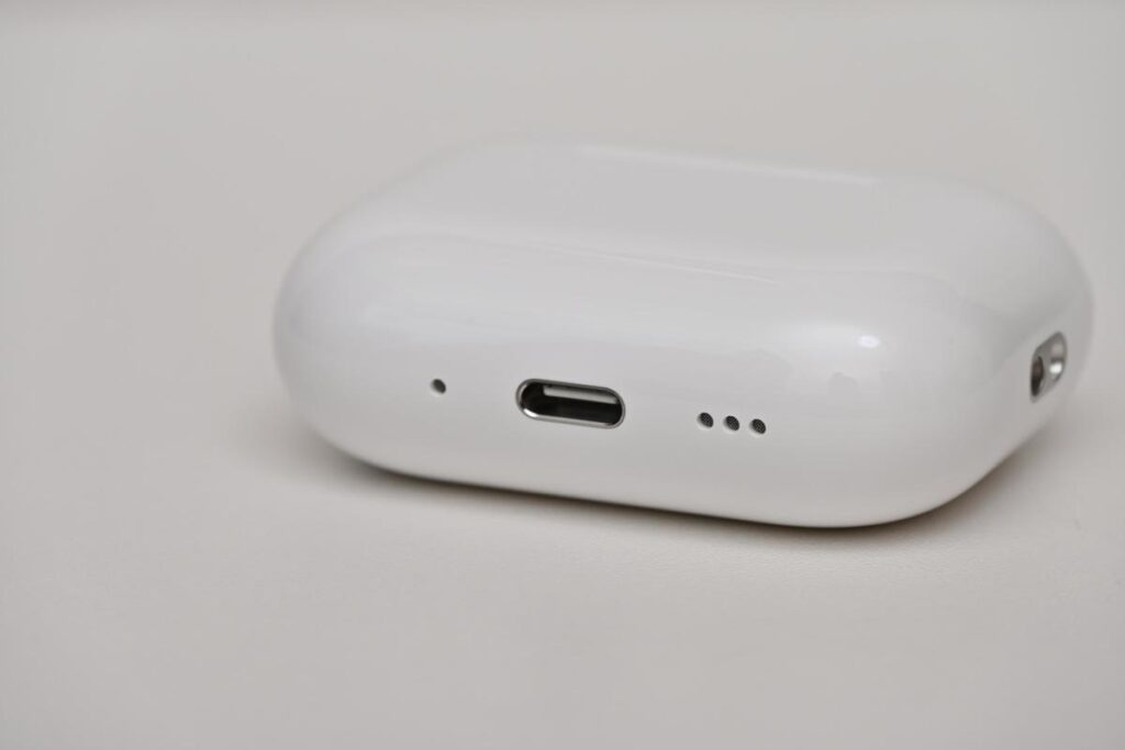 AirPods Pro 3の充電ケース底面に配置されたUSB-Cポートとスピーカー穴のアップ