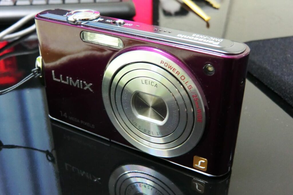 パナソニックのコンパクトカメラ LUMIX DMC-FX66のパープルモデルの前面