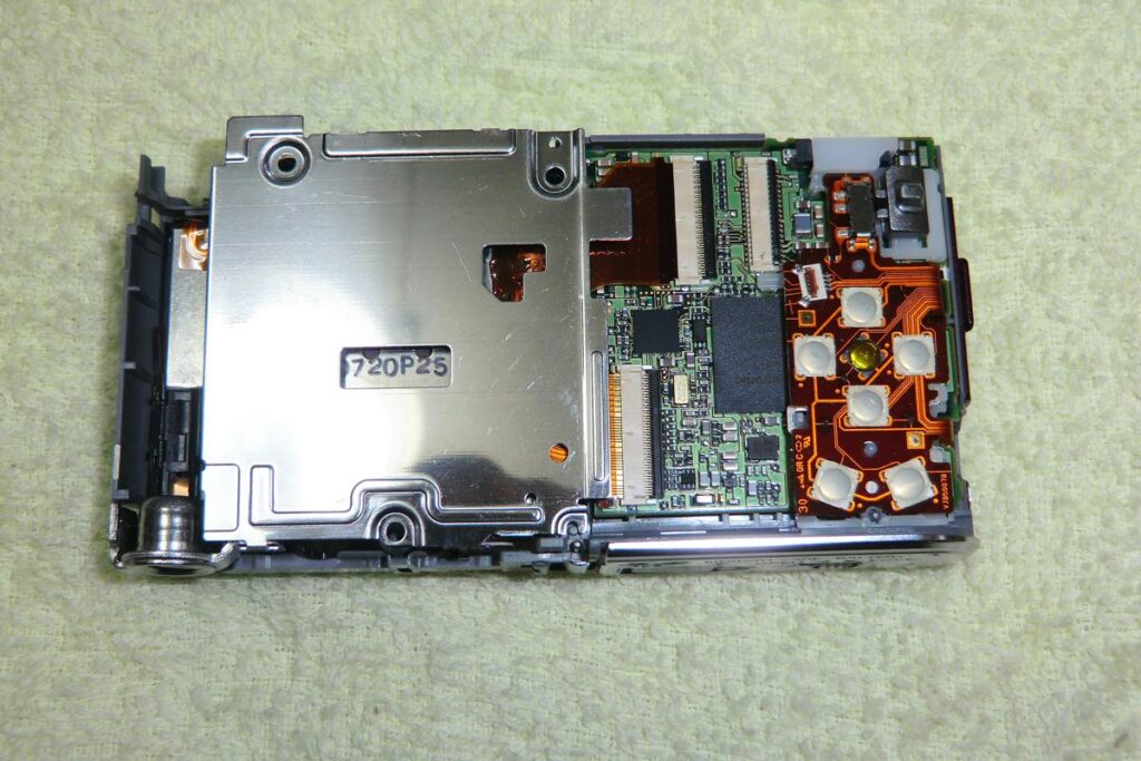 電子部品が精密に配置されたパナソニック DMC-FX66のメイン基板のクローズアップ