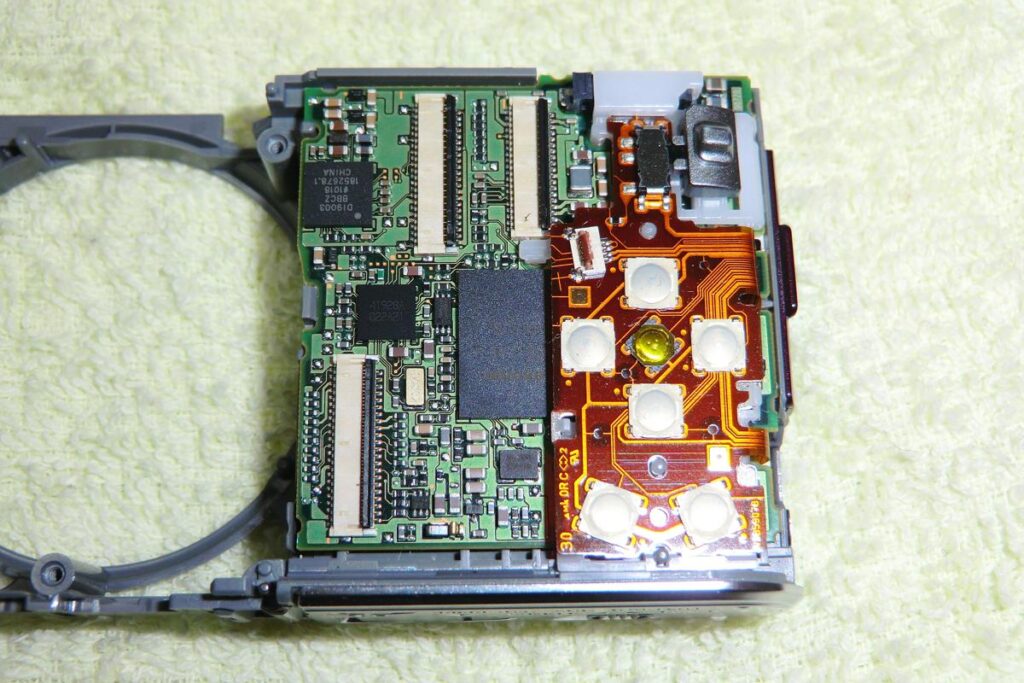 メイン基板のICチップやボタン割り当て用の回路が詳細に写った基板の裏表
