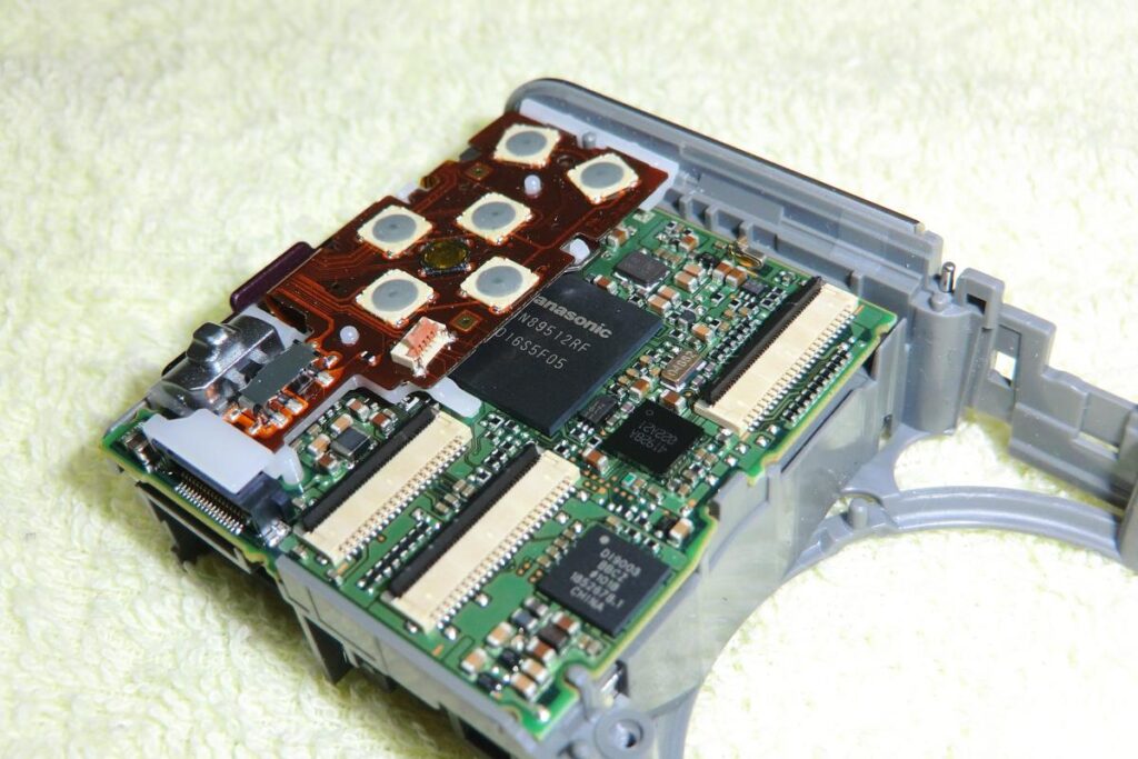 多数の極小コンデンサやコネクタがハンダ付けされたカメラ用電子基板の斜視