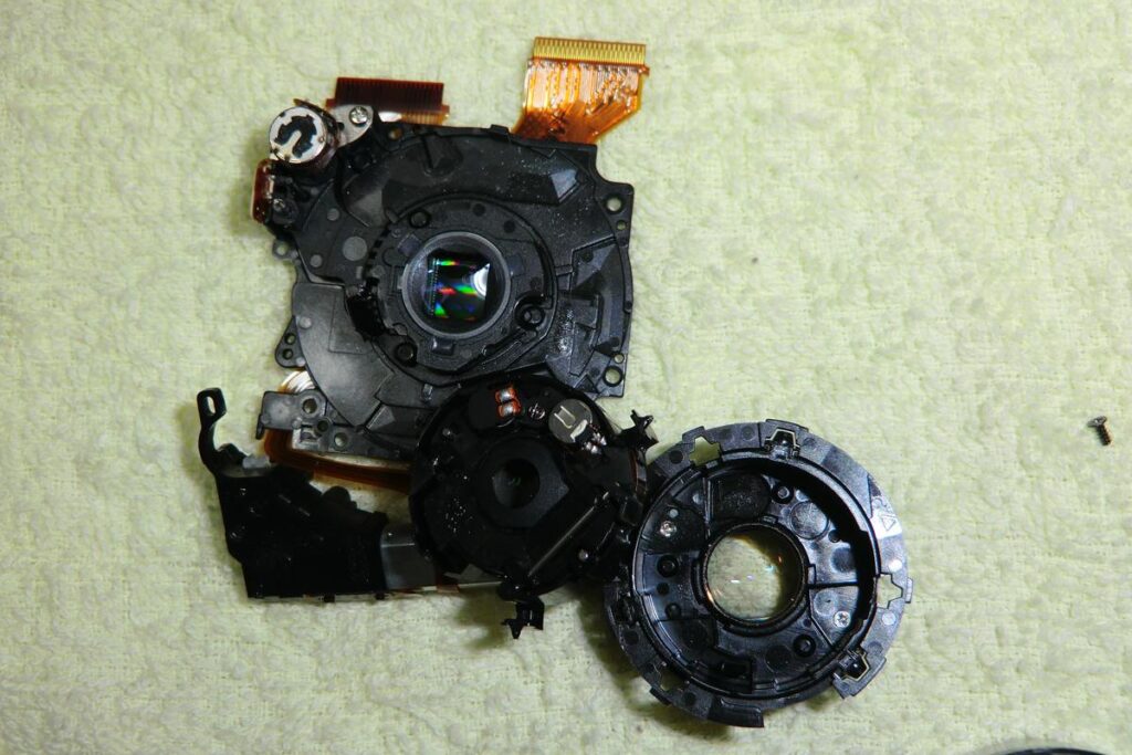 分解されたレンズユニットの中心にある、虹色に光る微小なCCDセンサーの拡大写真