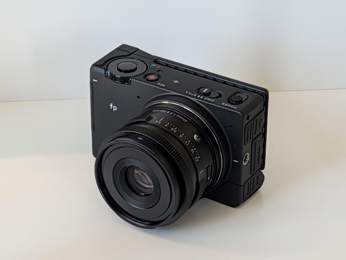 手のひらに収まるサイズのSIGMA fp本体と、コンパクトなIシリーズレンズが装着された外観写真