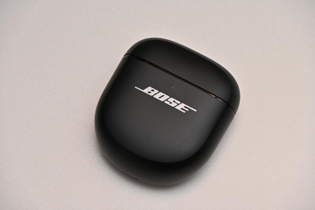 BOSE QuietComfort Ultra Earbuds 2の重厚なブラックの充電ケース外観