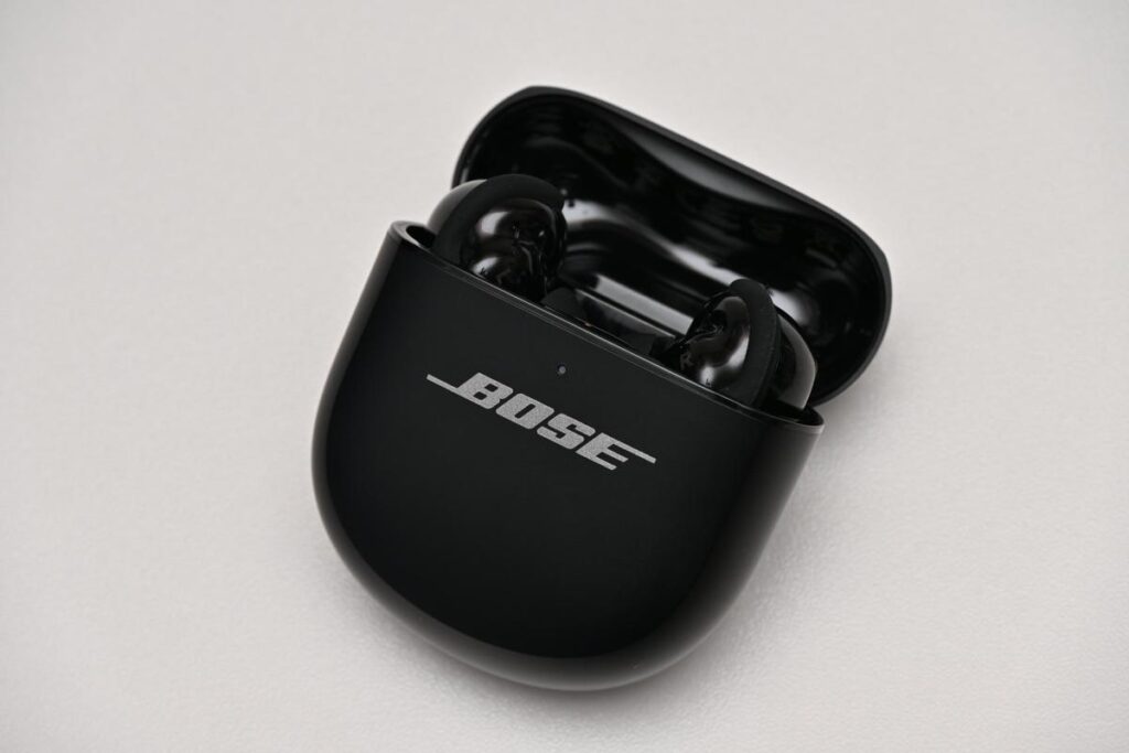 充電ケースを開けて左右のイヤホン本体を収納したBOSE QC Ultra Earbuds 2