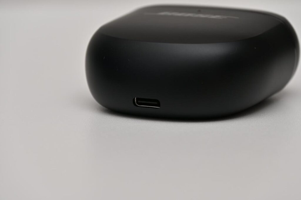BOSE QuietComfort Ultra Earbuds 2のケース底面にあるUSB-Cポート