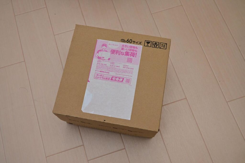 Rentioのロゴが入った受取・返却ガイドや返却用シールが収められた、開封直後のヤマト運輸60サイズ段ボール箱