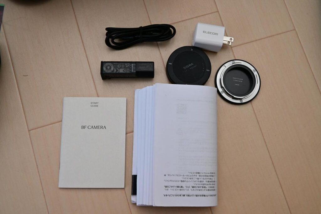 Rentioから届いたSIGMAのカメラバッテリー、充電器、各種マニュアル、ケーブル類