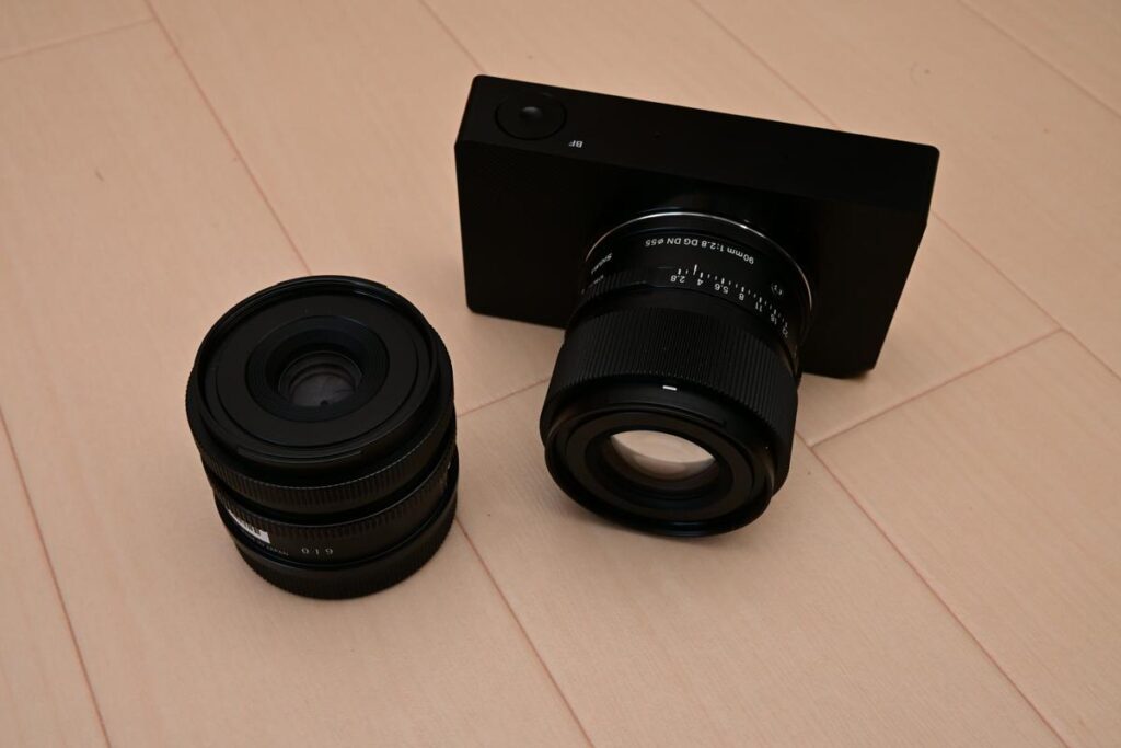 レンタルしたSIGMA bf本体（90mmレンズ装着時）と、横に並べられた45mmレンズ