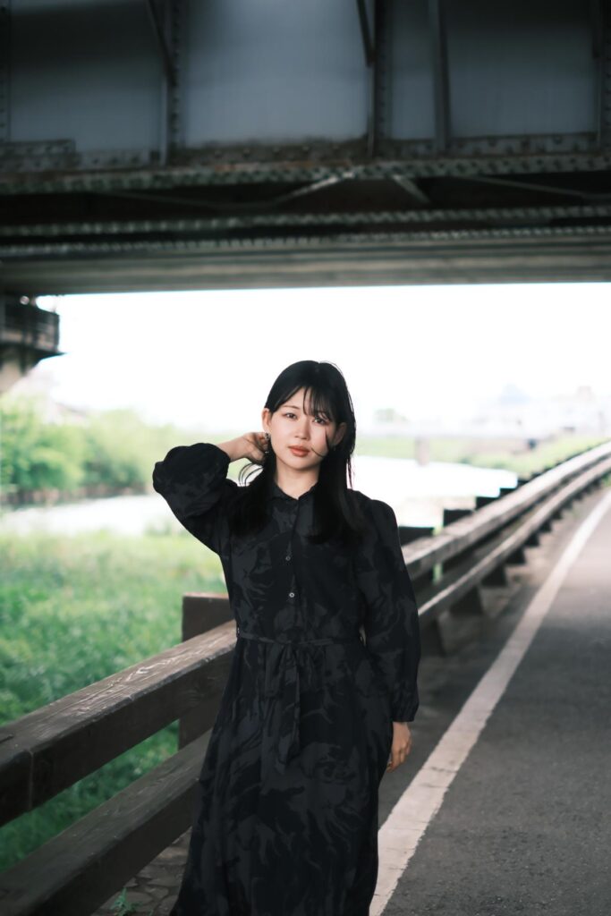 クラシックンネガを割り当てた橋の下でそよ風に吹かれるぬぬさん。