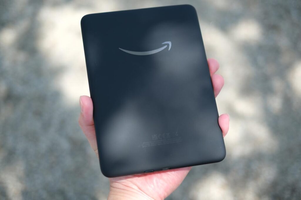 手に馴染むマットな質感の背面デザインと、片手で持ちやすいKindle Colorsoftの外観