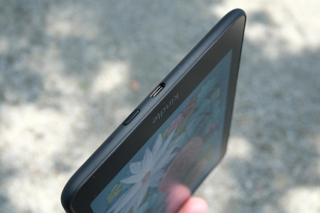 薄型設計の側面とUSB-Cポート、電源ボタンが配置されたKindle Colorsoftのディテール