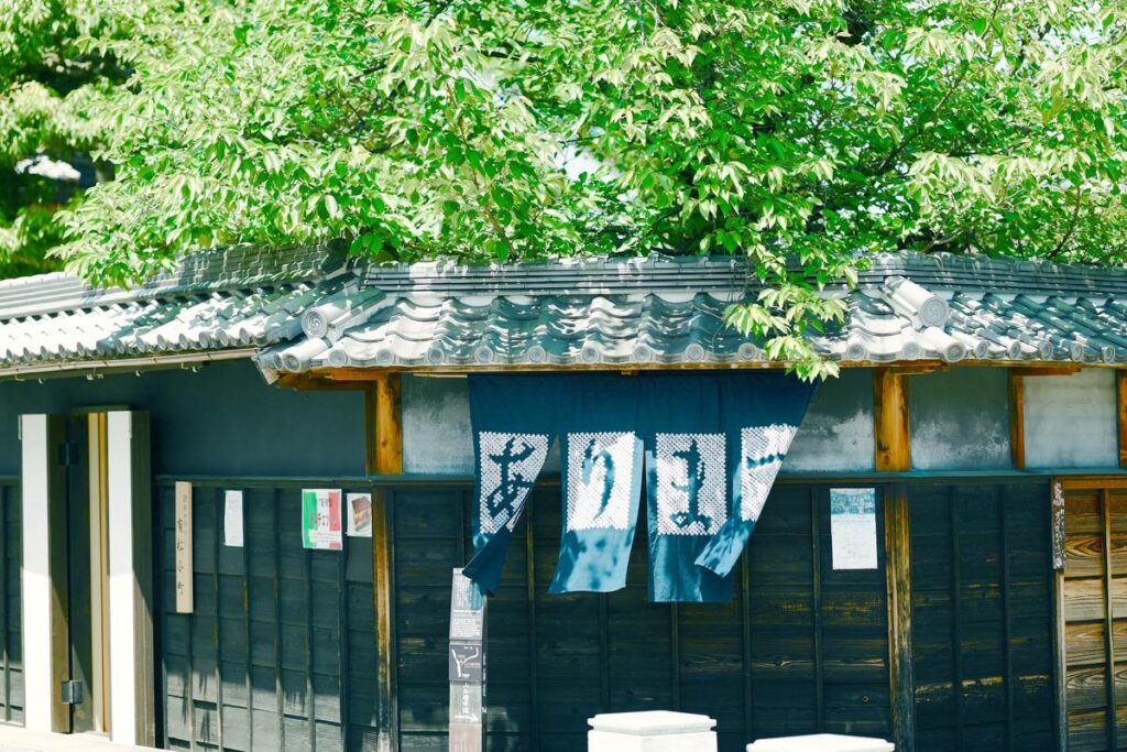 有松の街角。のれんと古い建物が重なる情緒ある風景スナップ