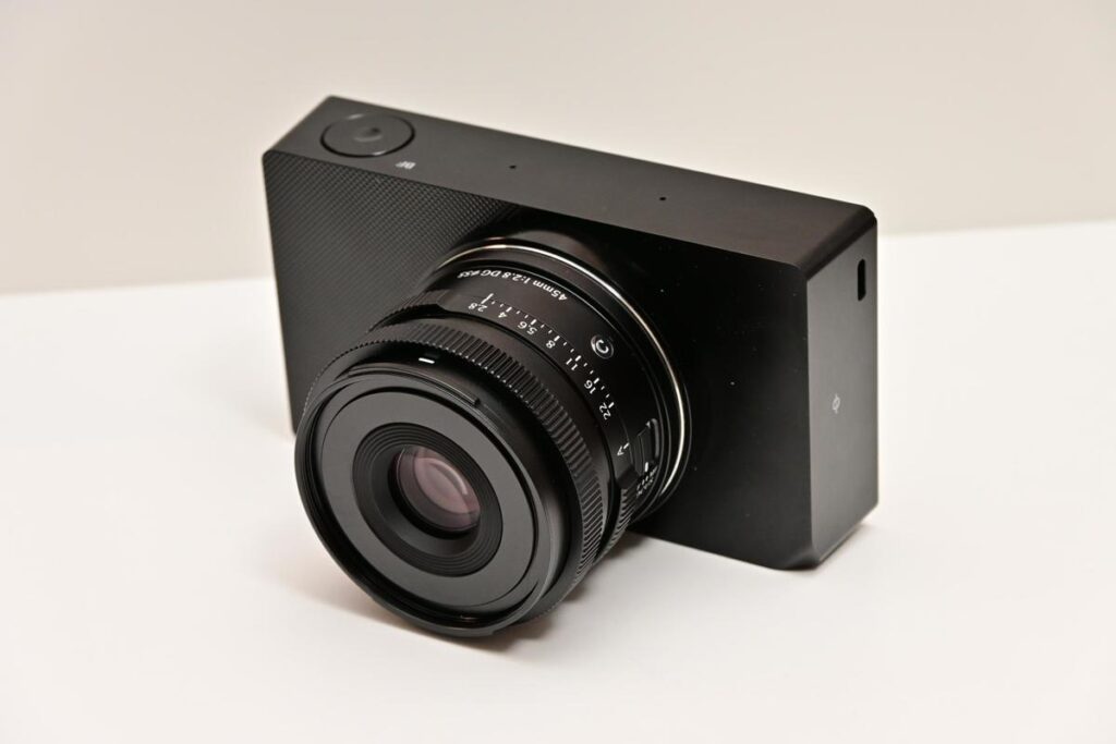 SIGMA bfに45mm F2.8 DG DNレンズを装着した斜め前方からの外観