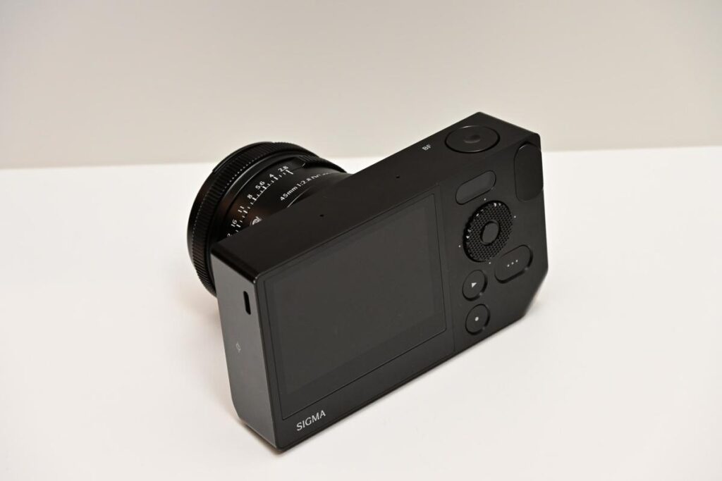 SIGMA bfに45mm F2.8 DG DNレンズを装着した斜め後方からの外観