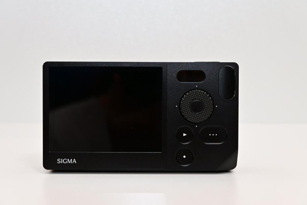 SIGMA bfの背面デザイン。大きな液晶モニターと洗練された操作ダイヤル