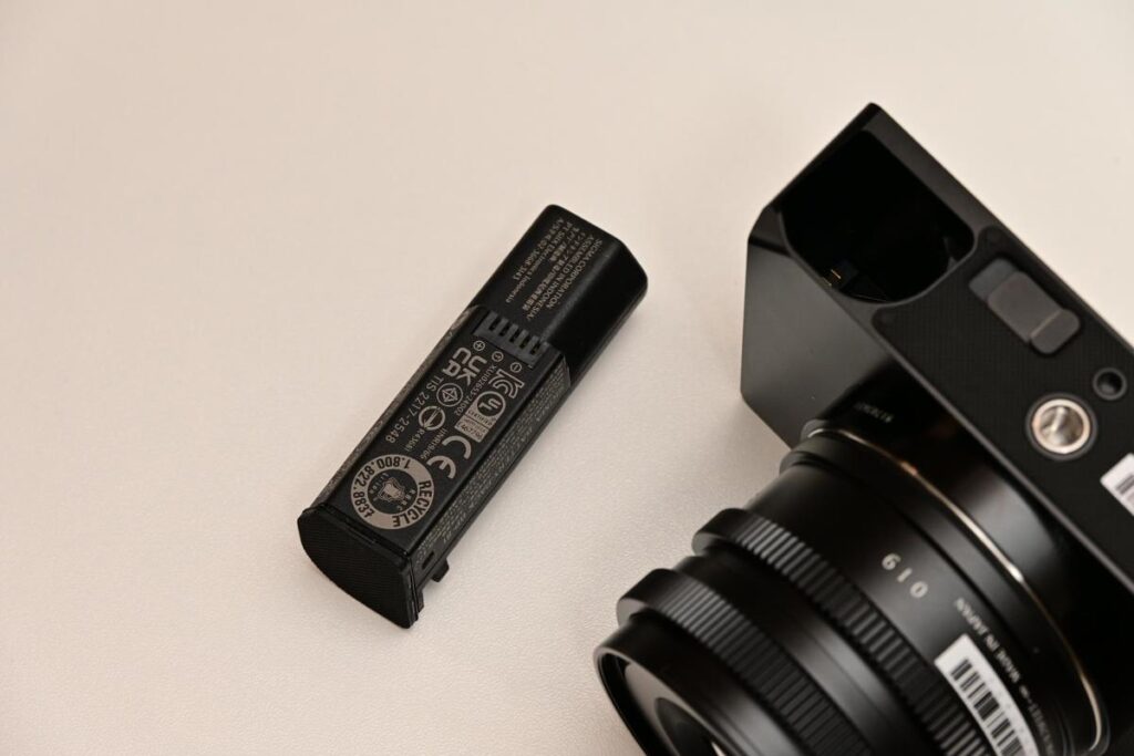 SIGMA bf専用バッテリーとカメラ底面のバッテリースロット