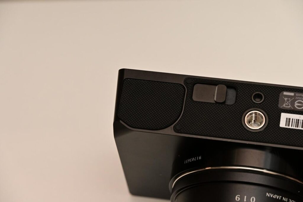 バッテリーがカメラ底面と完全に一体化したSIGMA bfの底面デザイン