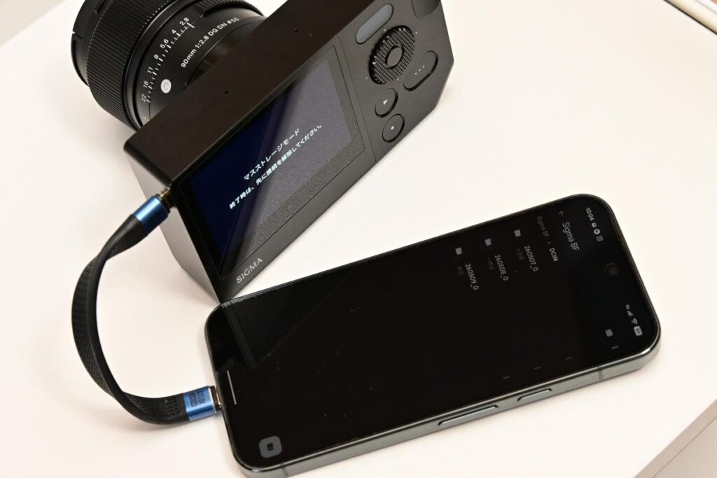 sigma bfに スマホ接続し、写真を移動させている様子
