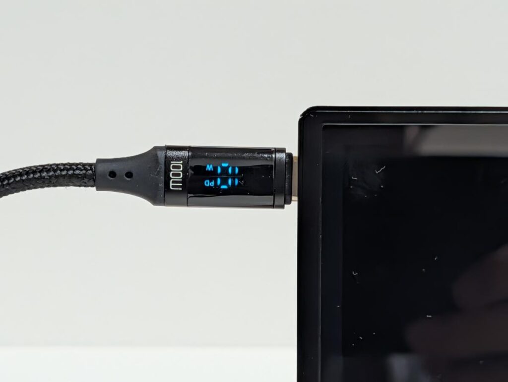 SIGMA bfにUSB-Cケーブルを接続し、10Wで充電している様子