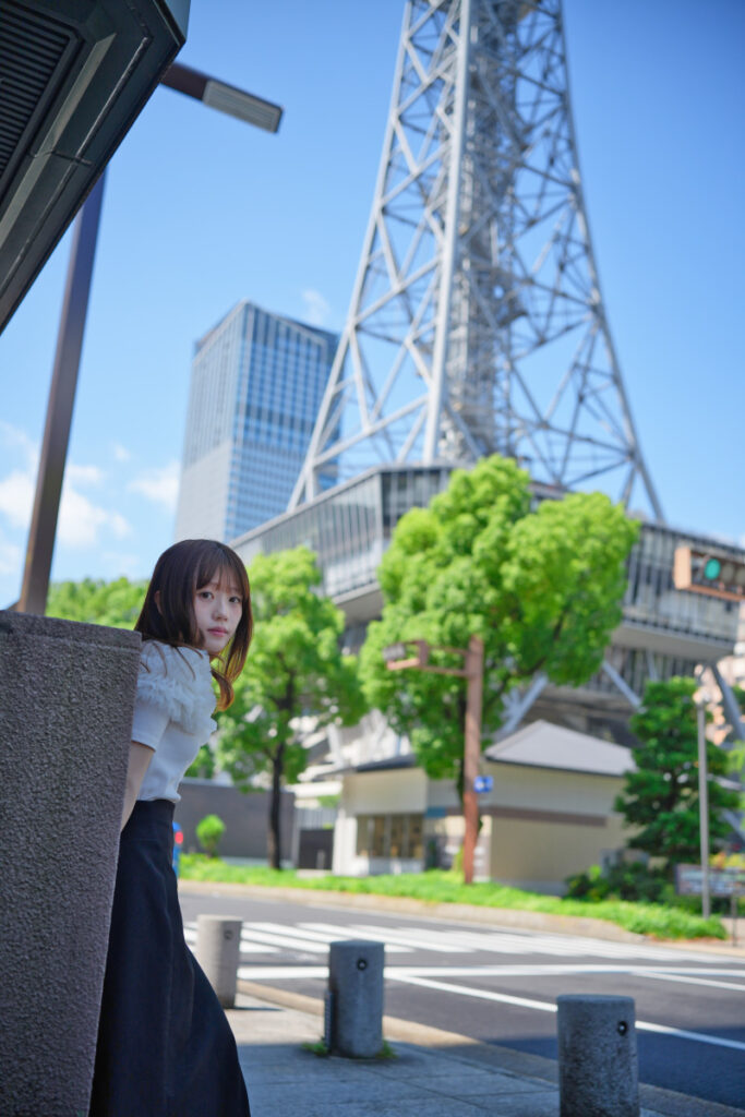 35mm広角端で撮影した中部電力 MIRAI TOWERを見上げる斜め構図のストリートポートレート作例