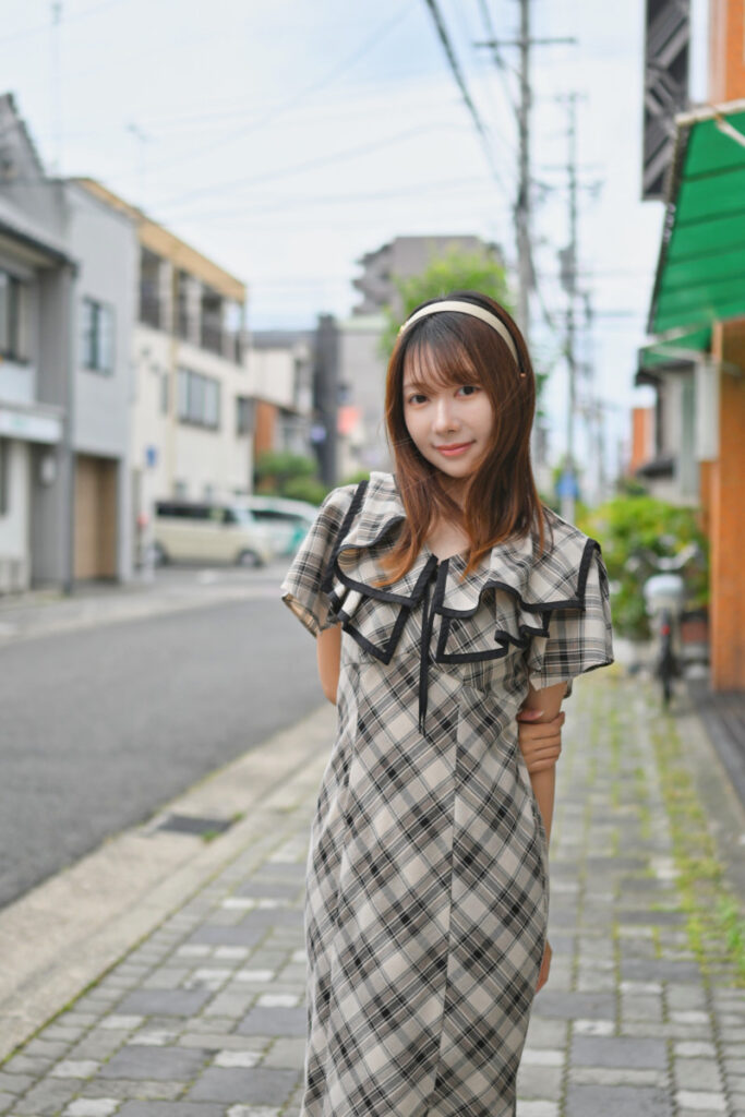 同じ立ち位置のままDXフォーマット(50mm相当)にクロップして撮影した菜穂さんのポートレート