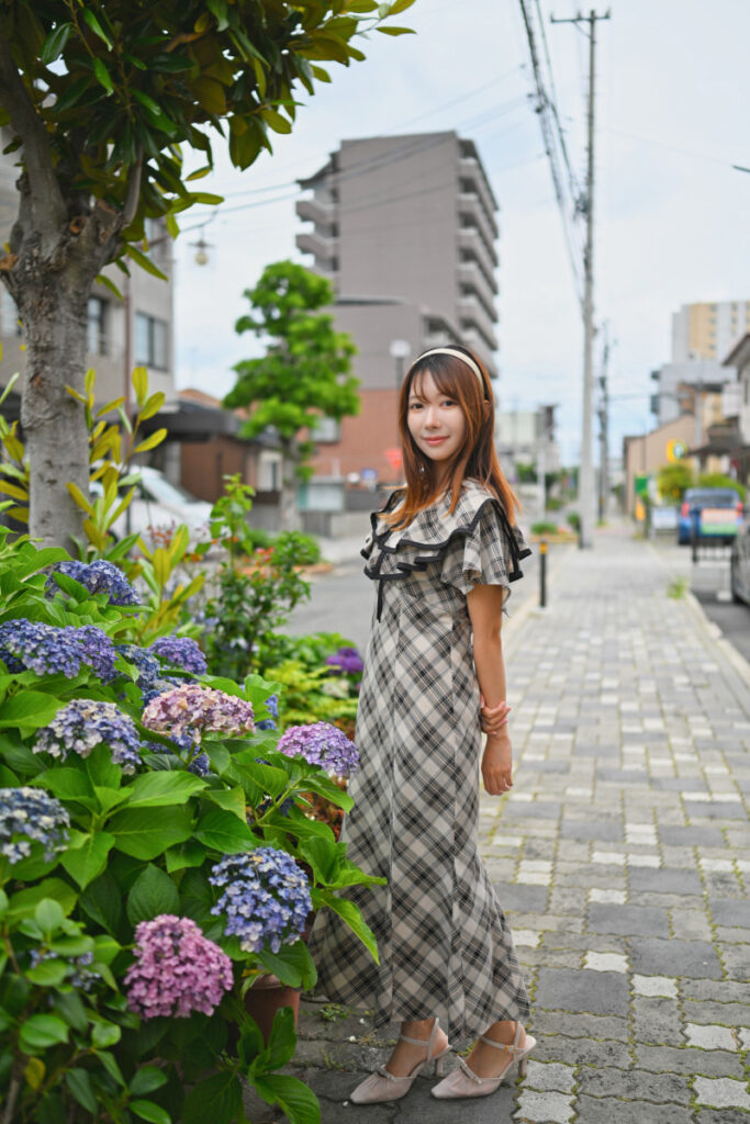 アジサイが咲く下坂町の歩道で菜穂さんの全身を写し込んだ35mmポートレート