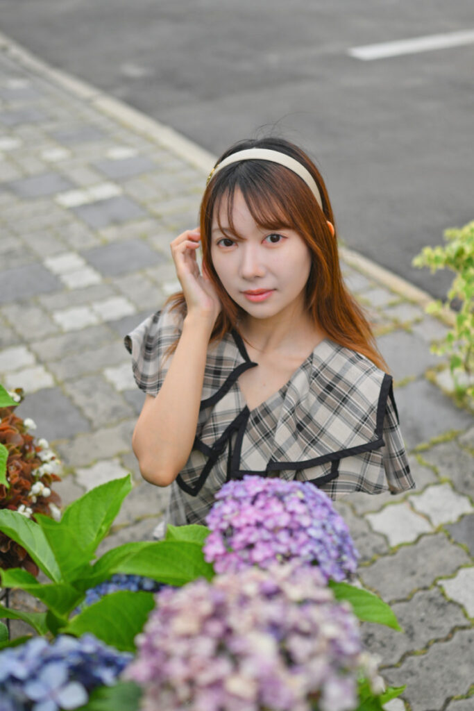高アングルからアジサイと菜穂さんの笑顔を俯瞰で狙ったポートレート写真