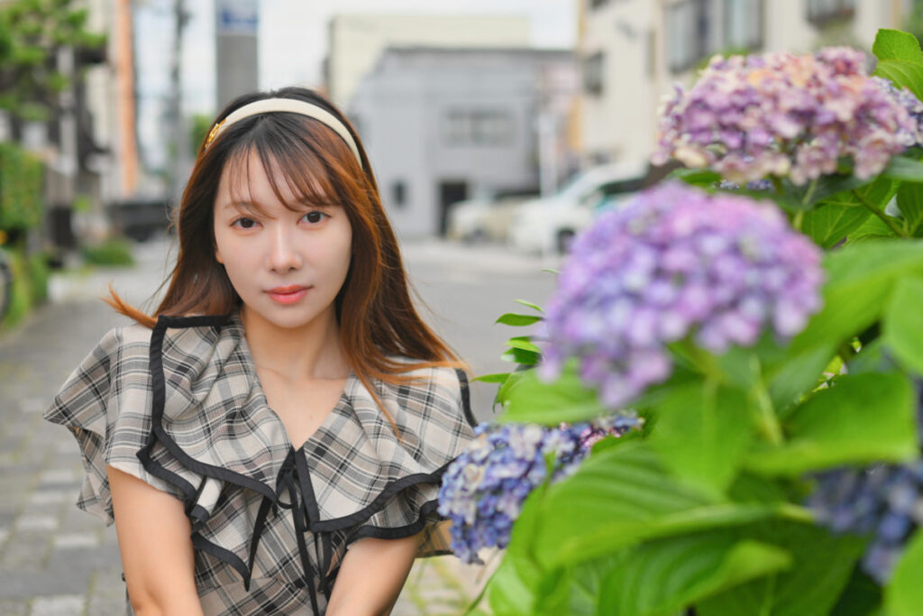 NIKKOR Z 35mm f/1.8 Sの素直で柔らかいボケ味を活かしてアジサイ越しに撮影した菜穂さんの瞳のアップ