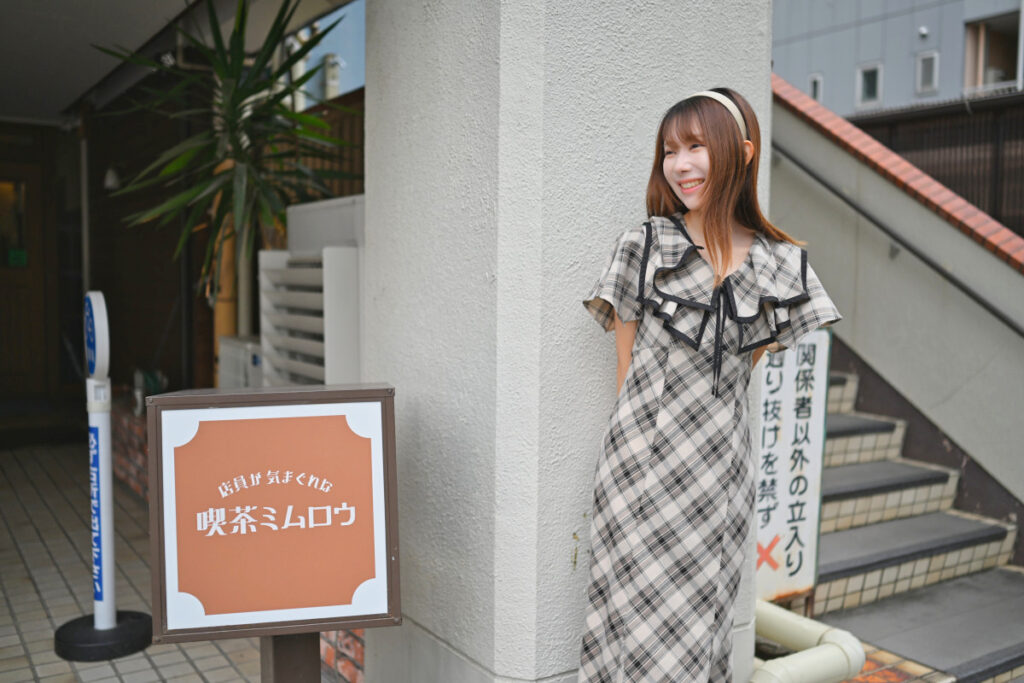 喫茶店前でカメラを意識せず自然体にこぼれた菜穂さんの最高の笑顔を捉えたスナップポートレート