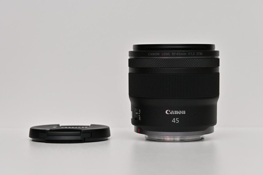 キヤノンの最新標準レンズ「RF45mm F1.2 STM」の製品外観正面