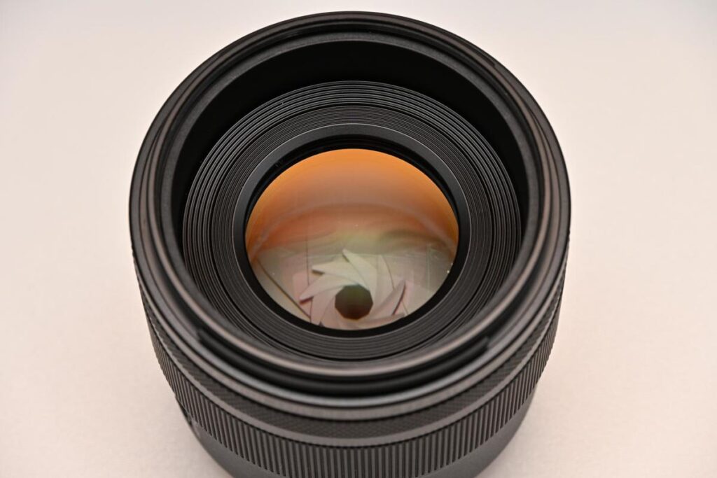 RF45mm F1.2 STMの美しいコーティングが施された前玉と9枚の絞り羽根
