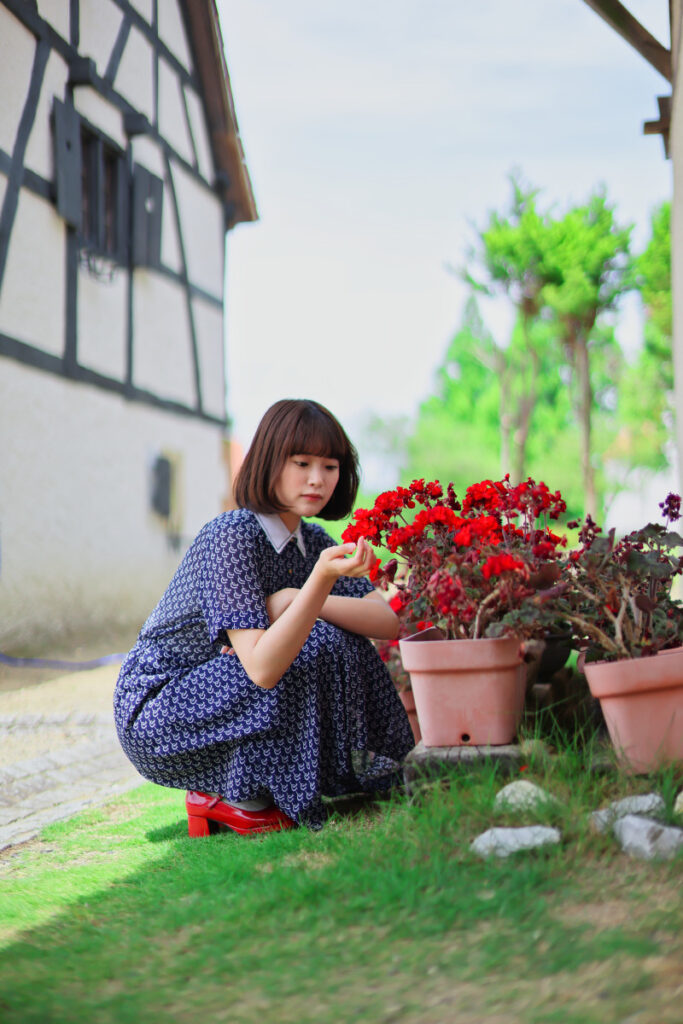 ドイツ バイエルン州の村で撮影したマドカさんの全身。背景がボケ具合に注目してください。