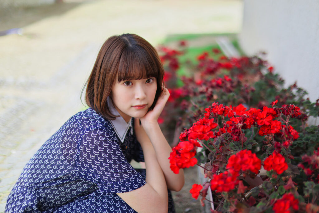 RF45mm F1.2 STMの最短撮影距離付近で、赤い花の前ボケを活かしたクローズアップ撮影