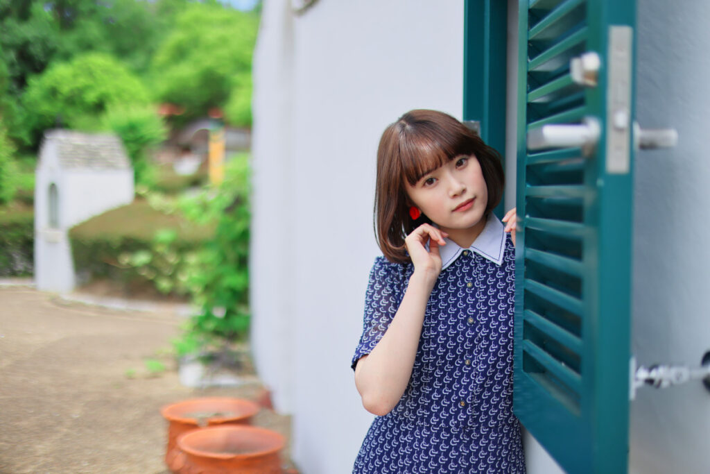 アルベロベッロの石造りの屋根を背景に、二重ボケを活かした雰囲気のあるポートレート