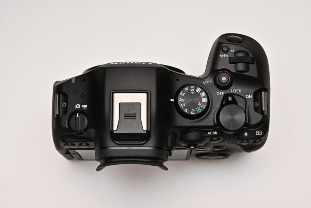 EOS R6 Mark IIIの上面(軍艦部)ダイヤルおよび右肩部電源スイッチのレイアウト
