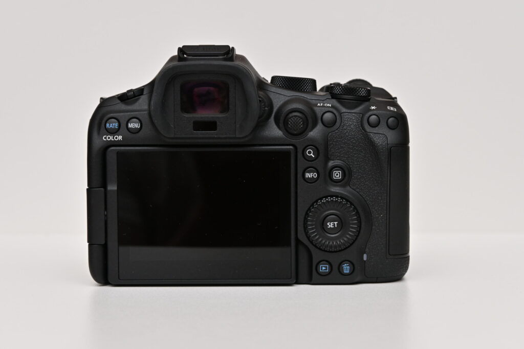 EOS R6 Mark IIIの背面ボタン配置とマルチコントローラーおよび回転専用サブ電子ダイヤル