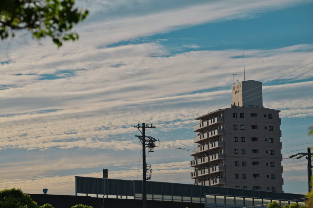 EOS R6 Mark IIIで撮影した、複雑に広がるうろこ雲とマンションの解像力検証スナップ