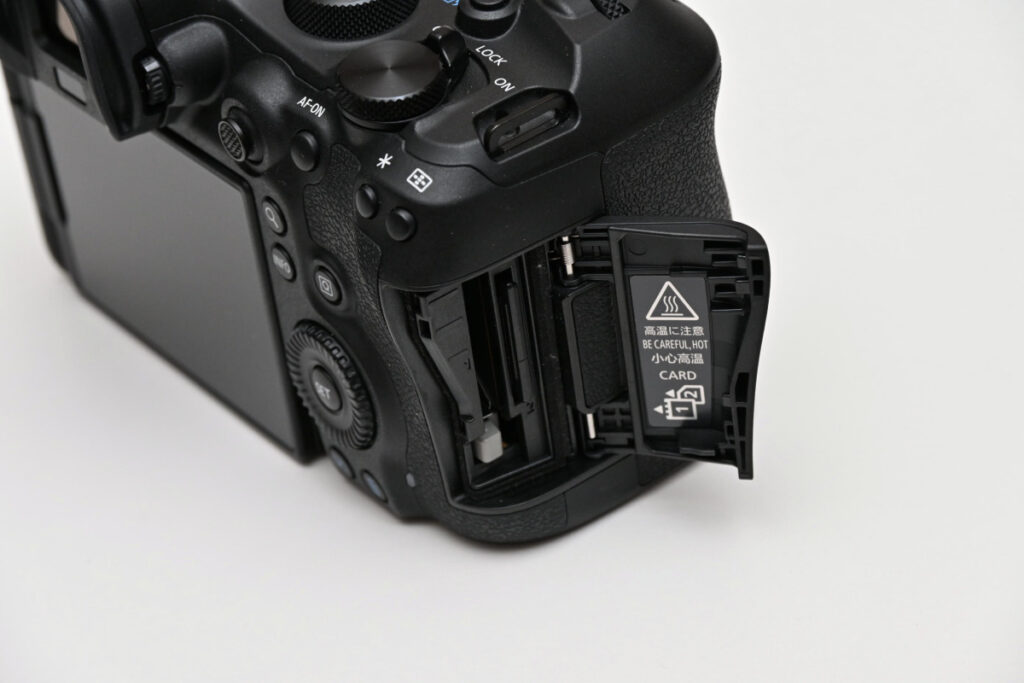 EOS R6 Mark IIIの右側面に搭載されたSDカードデュアルスロットの開閉状態