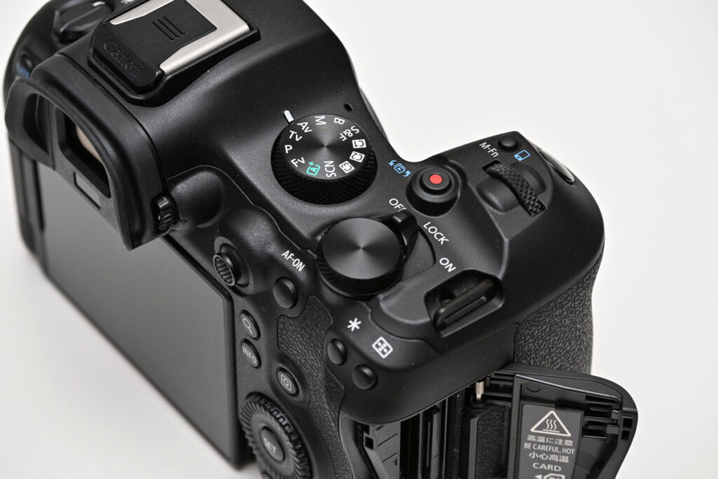 EOS R6 Mark IIIの右肩部メイン電子ダイヤルとレバー配置のクローズアップ