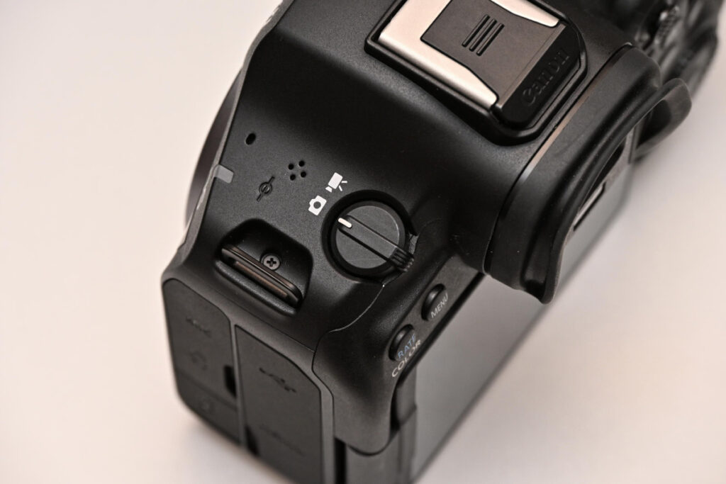 EOS R6 Mark IIIの左肩部に配置された独立した静止画・動画切り替えスイッチのクローズアップ